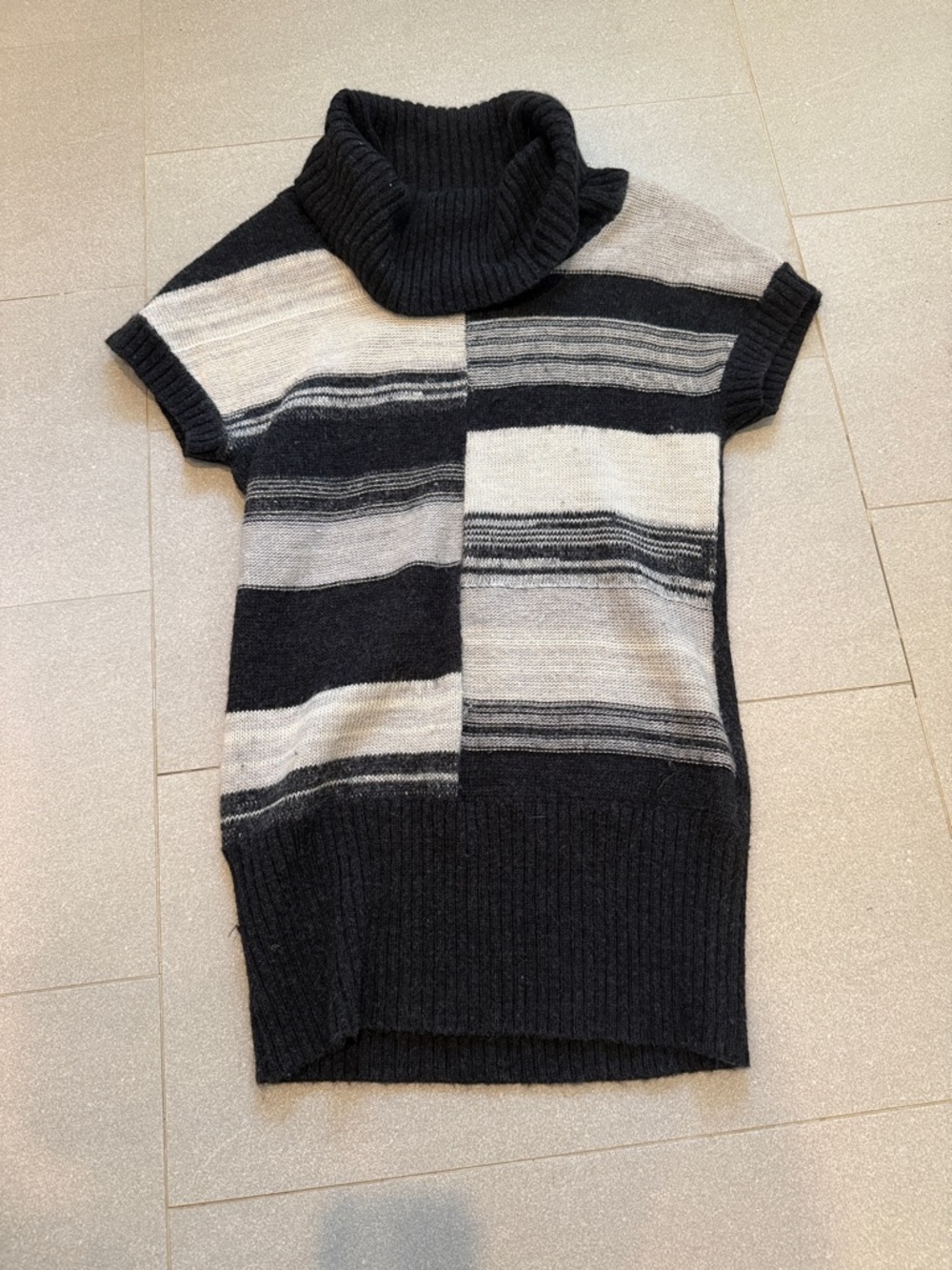 Design History Short-Sleeve Turtleneck Sweater - Black & Gray